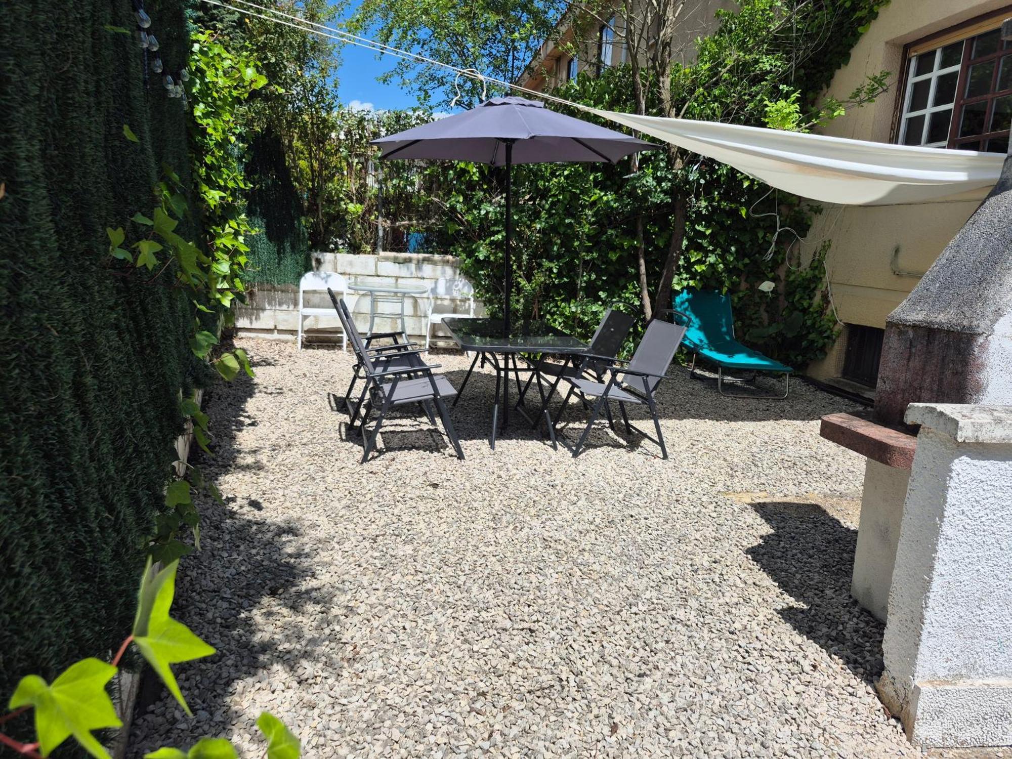 Cool Basement Studio In Hosts House With Private Terrace And Bbq 济祖尔·梅约 客房 照片
